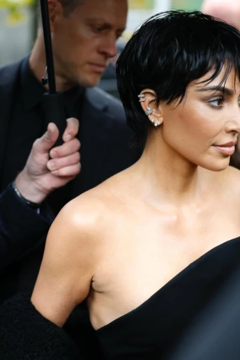 Кім Кардашʼян продемонструвала стрижку у стилі своєї мами на Тижні моди у Парижі