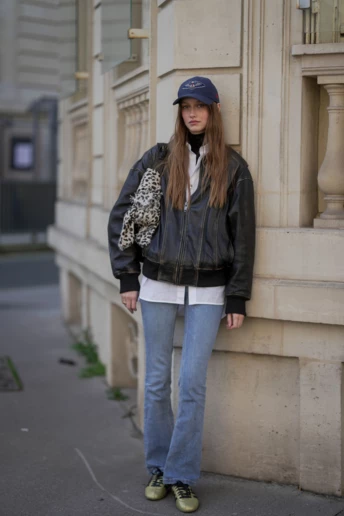 7 стильних способів носити розкльошені джинси восени 2025 року