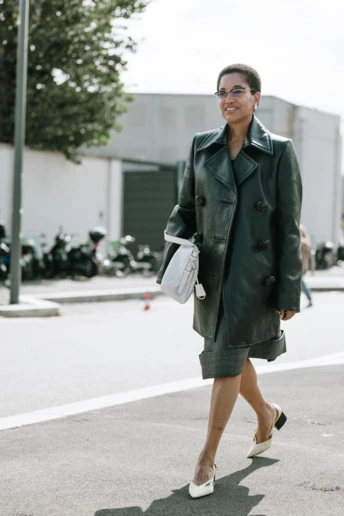 5 стильних способів носити шкіряний тренч, які варто спробувати