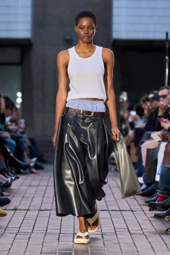 Наступної весни буде модно, щоб спіднє визирало з-під штанів і спідниць