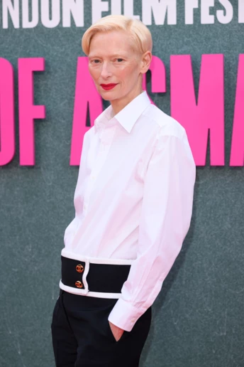 Тільда Свінтон приміряла образ з нової колекції Chanel — і він розкішний