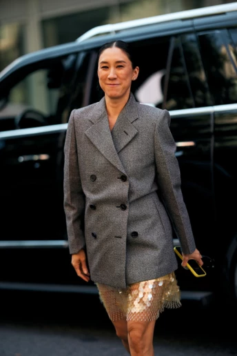 Як і чому варто носити святкові спідниці у сірі будні