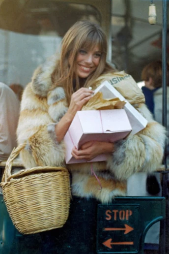 Стрижка “метелик”: культова спадщина Джейн Біркін, що повертається цієї осені