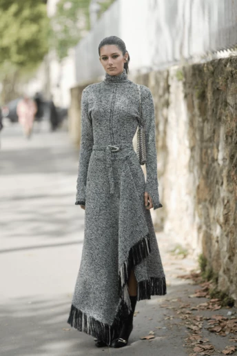 Трикотажна сукня — найнеобхідніша річ цієї осені, і ось 5 стильних способів носити її просто зараз