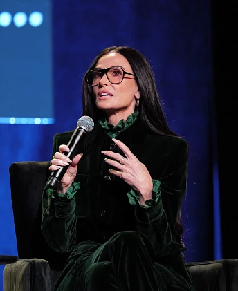 Ультрамінімалізм XXL: манікюр Демі Мур доводить, що довгі нігті можуть бути природними