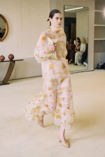 Сукня в стилі бохо з квітковим принтом — найромантичніший тренд осені 2025, і ось чому