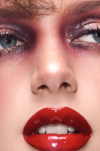 Повернення ґлам-епохи: як 1980-ті надихають сучасний макіяж