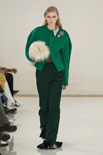 Зелені штани — новий модний тренд цієї осені, який підкорив подіуми