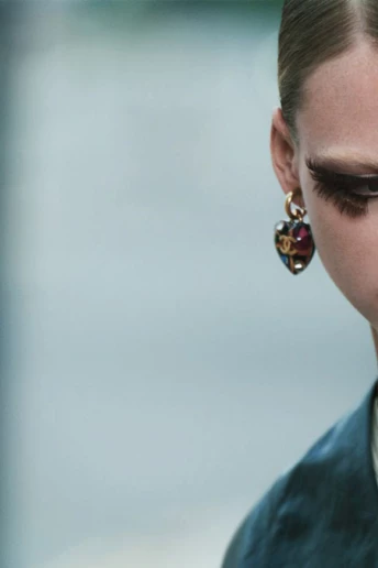 5 найкрасивіших парфумів з нотами деревини, ідеальних для осені та зими 