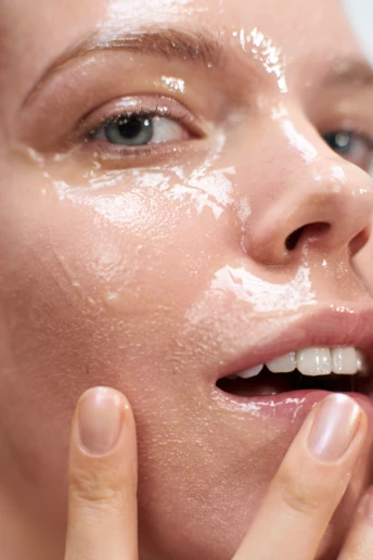 Гіалуронова еволюція: 10 найкращих сироваток для глибокого зволоження шкіри