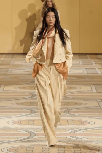 Як носити смугасті штани цього сезону: 7 наймодніших прикладів з подіумів