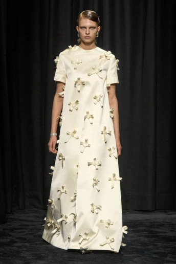 Ця сукня — наймодніша святкова річ, яку можна носити щодня вже зараз