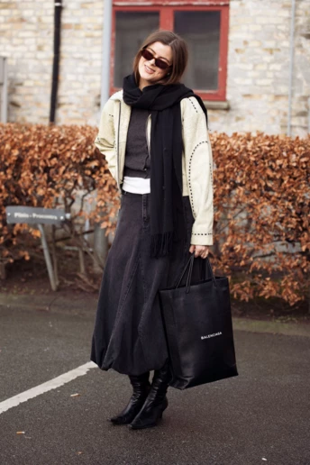 Як стилізувати джинсову спідницю взимку: вчимося у зірок стрітстайлу