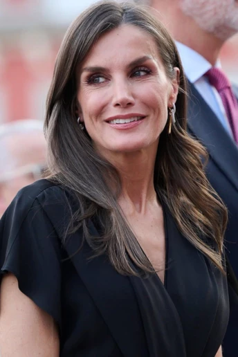 Королева Летиція ділиться кольором підводки, який найбільше пасує після 50 