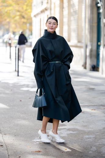 9 способів носити темно-синій — найстильніший колір цієї зими 