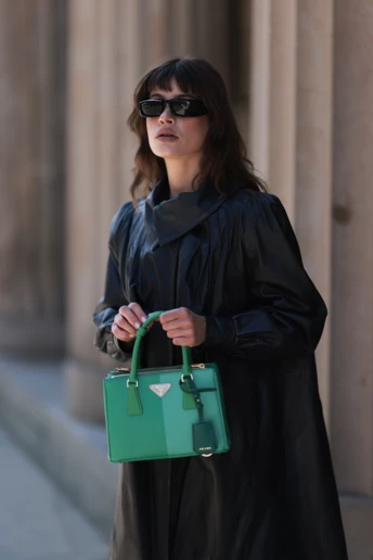 Якщо у вас є ця сумка Prada з 2000-х — час її дістати, якщо немає — чудова нагода придбати