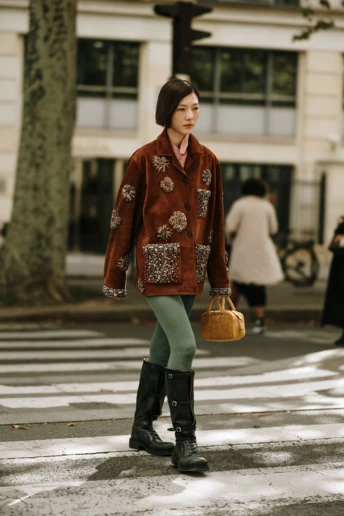 Трендові черевики з ремінцем: які моделі вибрати і як носити цього сезону