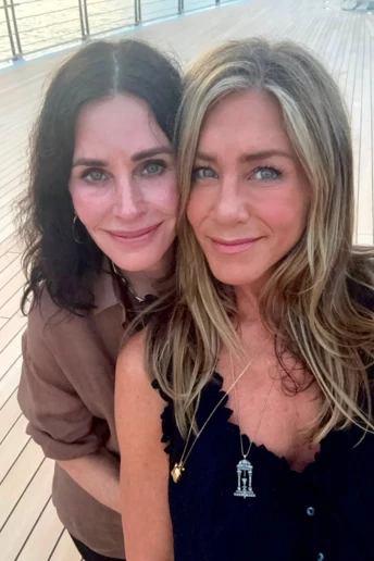 Довге волосся після 50: наймодніші стрижки на зиму 2025/26