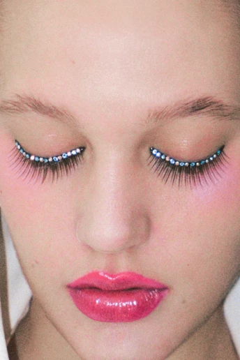 Головний б’юті-тренд сезону — макіяж Club Kid із 2000-х