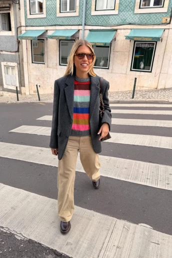 Светри в яскраву смужку — ще один трендовий джемпер, без якого ніяк цього сезону