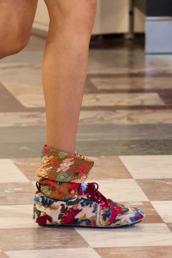 Кросівки з вишивкою — головне взуття 2026 року: чому ця пара стане гучним трендом