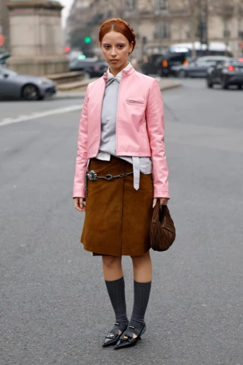 Рожевий + коричневий — найкраще поєднання цієї зими: показуємо 6 стильних образів 