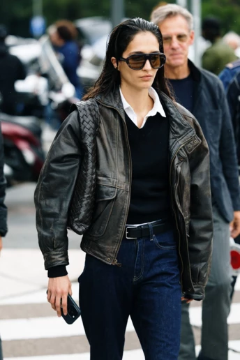 Светр з V-подібним вирізом + джинси: 5 наймодніших поєднань сезону 