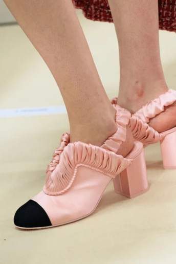 Це кольорове взуття — головний святковий тренд нинішньої зими: 4 пари, які ми любимо