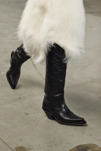 Ці чоботи знову модні – у своїй найкращій мінімалістичній версії