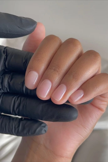 Найздоровіший манікюр 2025: техніка, яка замінює гель і робить нігті міцнішими за нарощені