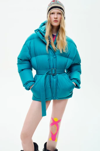 Сезон контрастів: яскраві пуховики Ienki Ienki змінюють зимовий гардероб