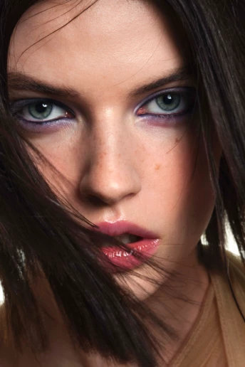 Неочікуваний секрет: яка туш надає погляду глибини та збільшує очі