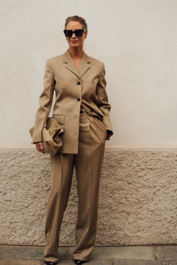 Streetstyle: діловий костюм-двійка — класика, яка не втрачає актуальності