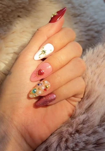 Різдвяний манікюр Селени Ґомес, який варто спробувати у грудні 2025-го