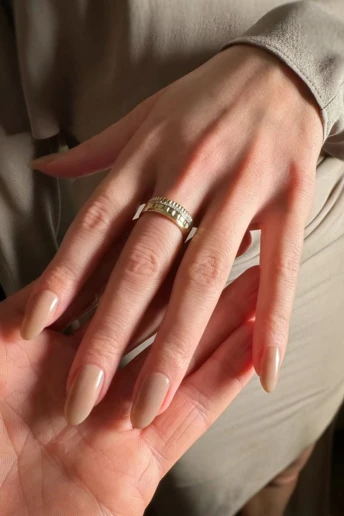 Вишукана альтернатива короткому манікюру — мигдалеві “стилето” середньої довжини