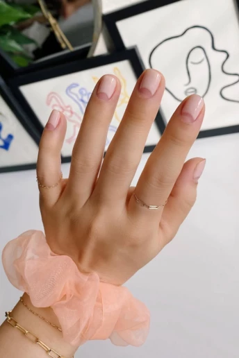 Шикарний та вишуканий манікюр на зиму й Різдво: головні тренди сезону