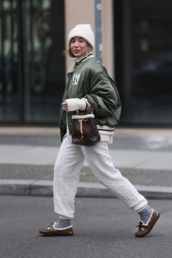 Це хутряне взуття — найкраща альтернатива класичним мокасинам, яку ми обираємо цієї зими