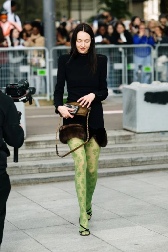 Як носити кольорові колготки взимку за версією модниць: 5 безпрограшних образів