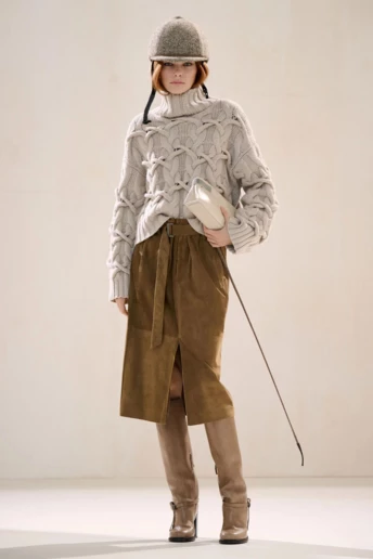 6 ідей, як носити замшеву спідницю взимку та виглядати елегантно щодня