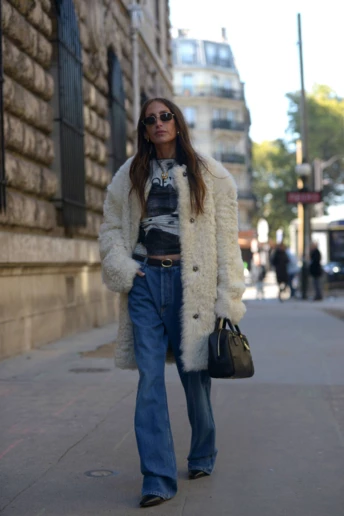 Як модниці носять джинси кльош зараз: 6 образів із чорними ботильйонами, що варто повторити