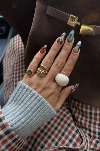 Прощавай, мінімалізме: ці преппі-принти надихнуть на зимовий манікюр