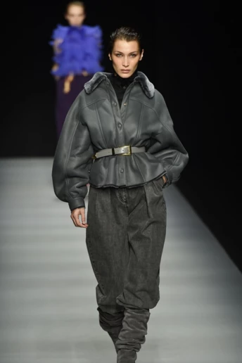 Темно-сірі джинси – єдина дійсно обовʼязкова річ у вашому гардеробі цього сезону