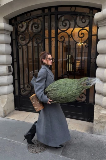 Максіпальто та ці чоботи — улюблений тандем французьких модниць просто зараз