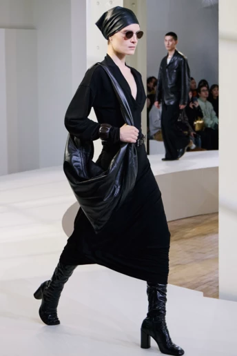 Чому чорний колір знову повернувся на подіуми