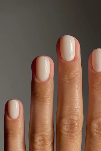 Сloud dancer — головний манікюр 2026 року у кольорі Pantone 