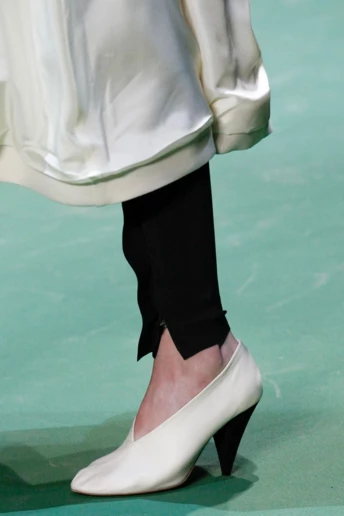 Туфлі з V-подібним вирізом — взуття, яке вже підкорює подіуми 