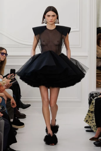 Ця мінісукня повертає в моду стиль 1980-х — і ми в захваті