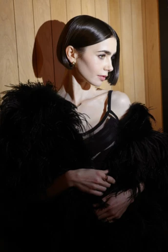 Елегантний боб Лілі Коллінз — нове натхнення зимового сезону