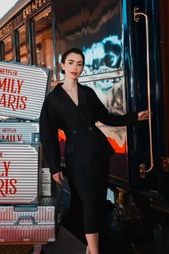 Нові образи Лілі Коллінз напередодні прем'єри "Емілі в Парижі"