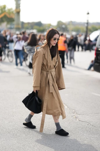 Клоги зі шкарпетками — неочікуване поєднання, яке не захочеться знімати цієї зими